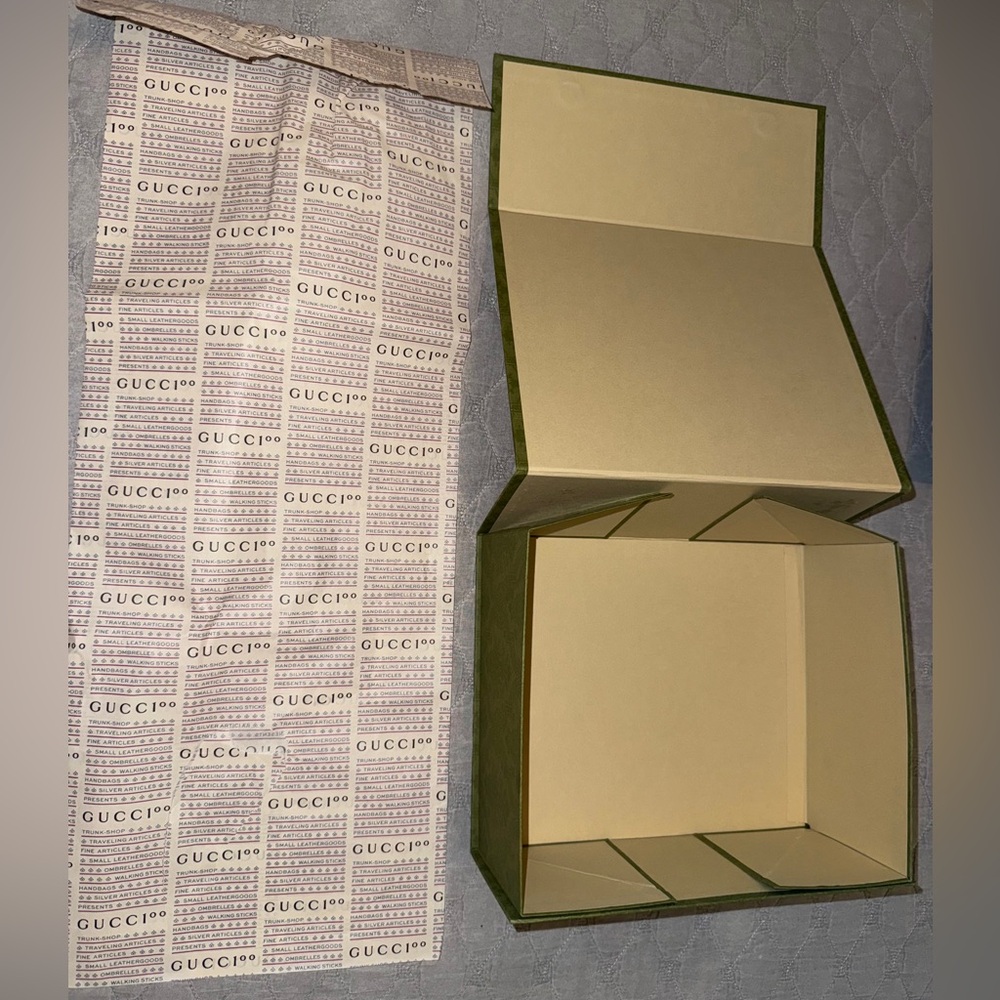 Brand new Gucci box with magnetic closure, comes with dust bag - Picture 4 of 6